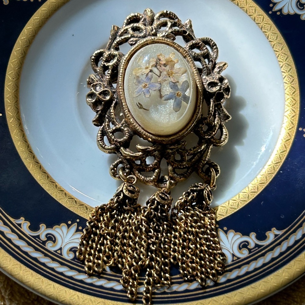 Vintage Lucite & Dried Flowers Brooch